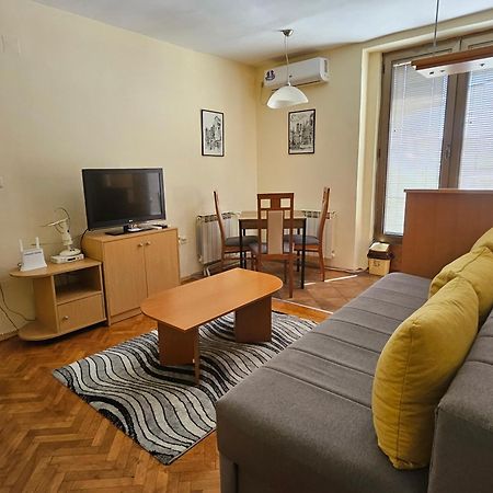 Lovely Square Apartment Purple Velvet Szkopje Kültér fotó