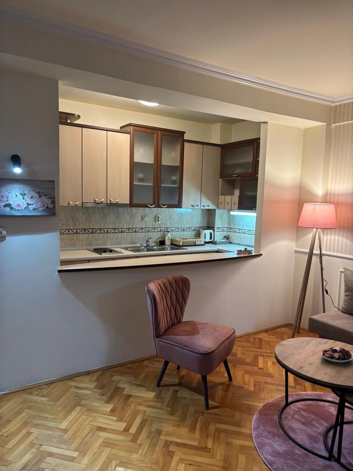 Lovely Square Apartment Purple Velvet Szkopje Szoba fotó