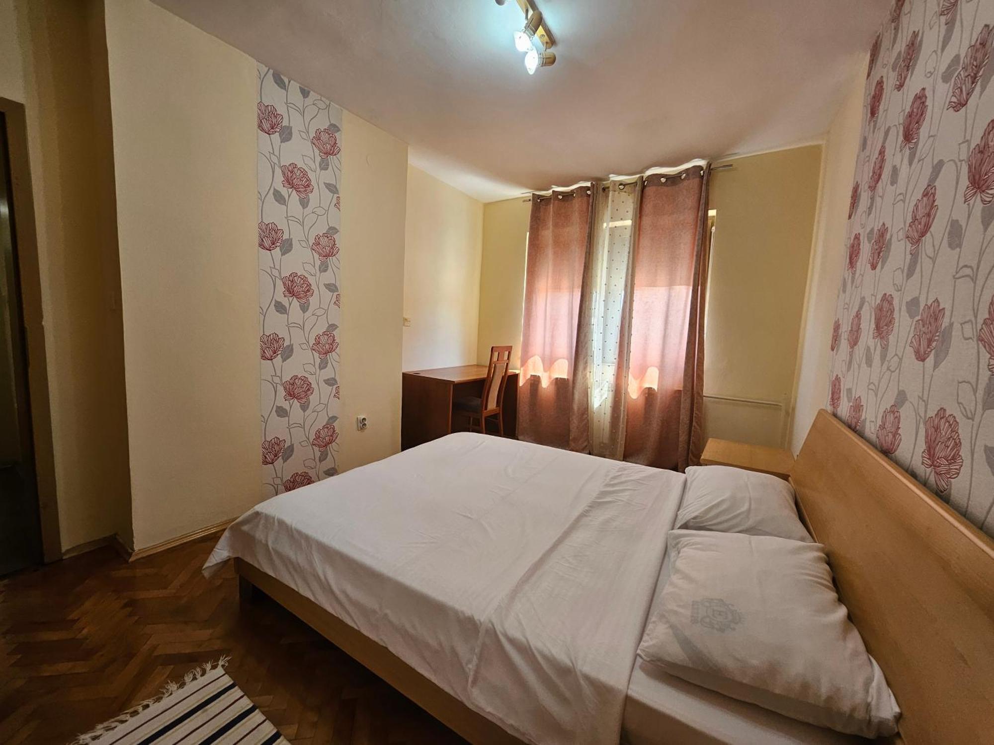 Lovely Square Apartment Purple Velvet Szkopje Szoba fotó