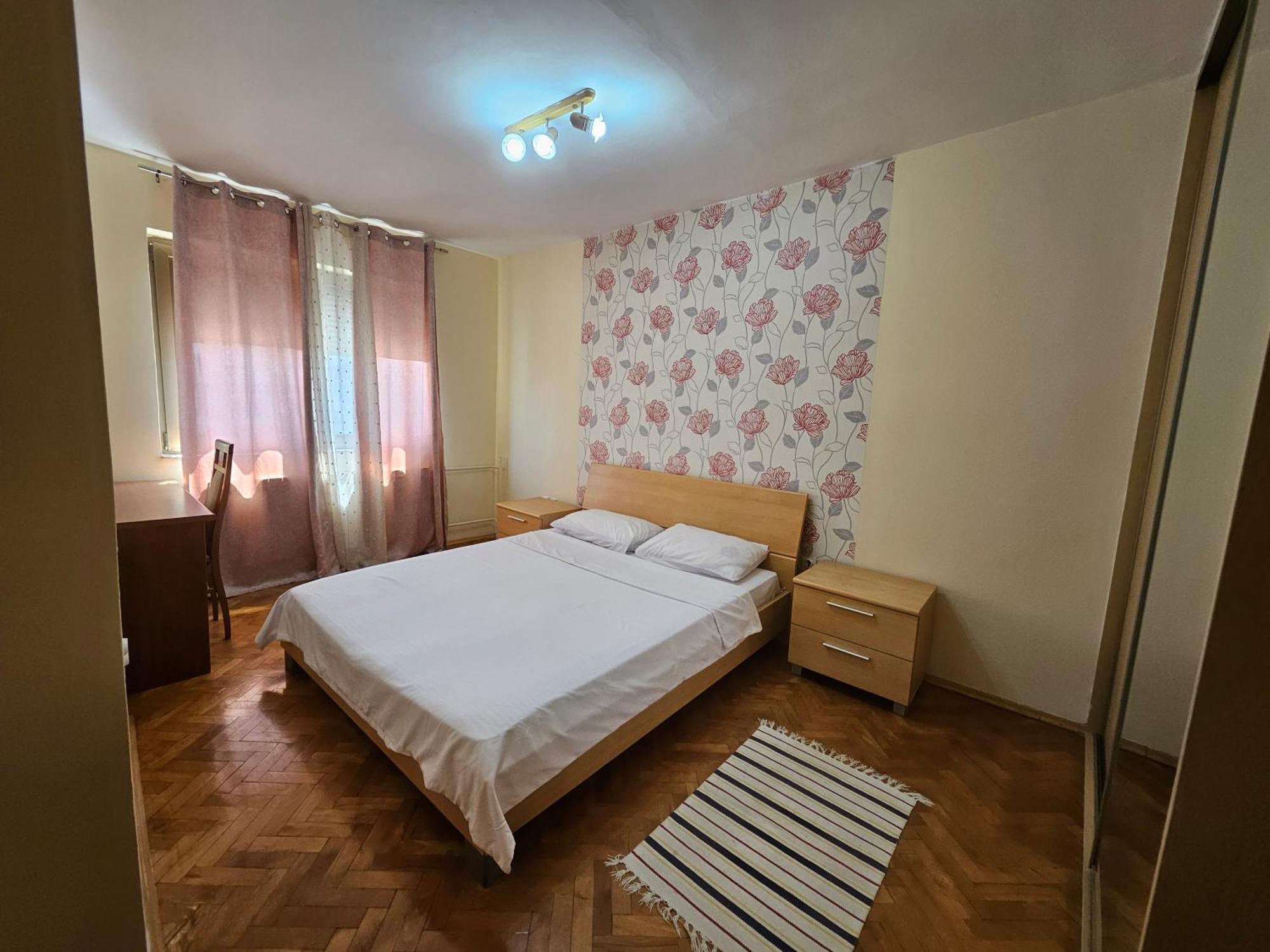 Lovely Square Apartment Purple Velvet Szkopje Szoba fotó