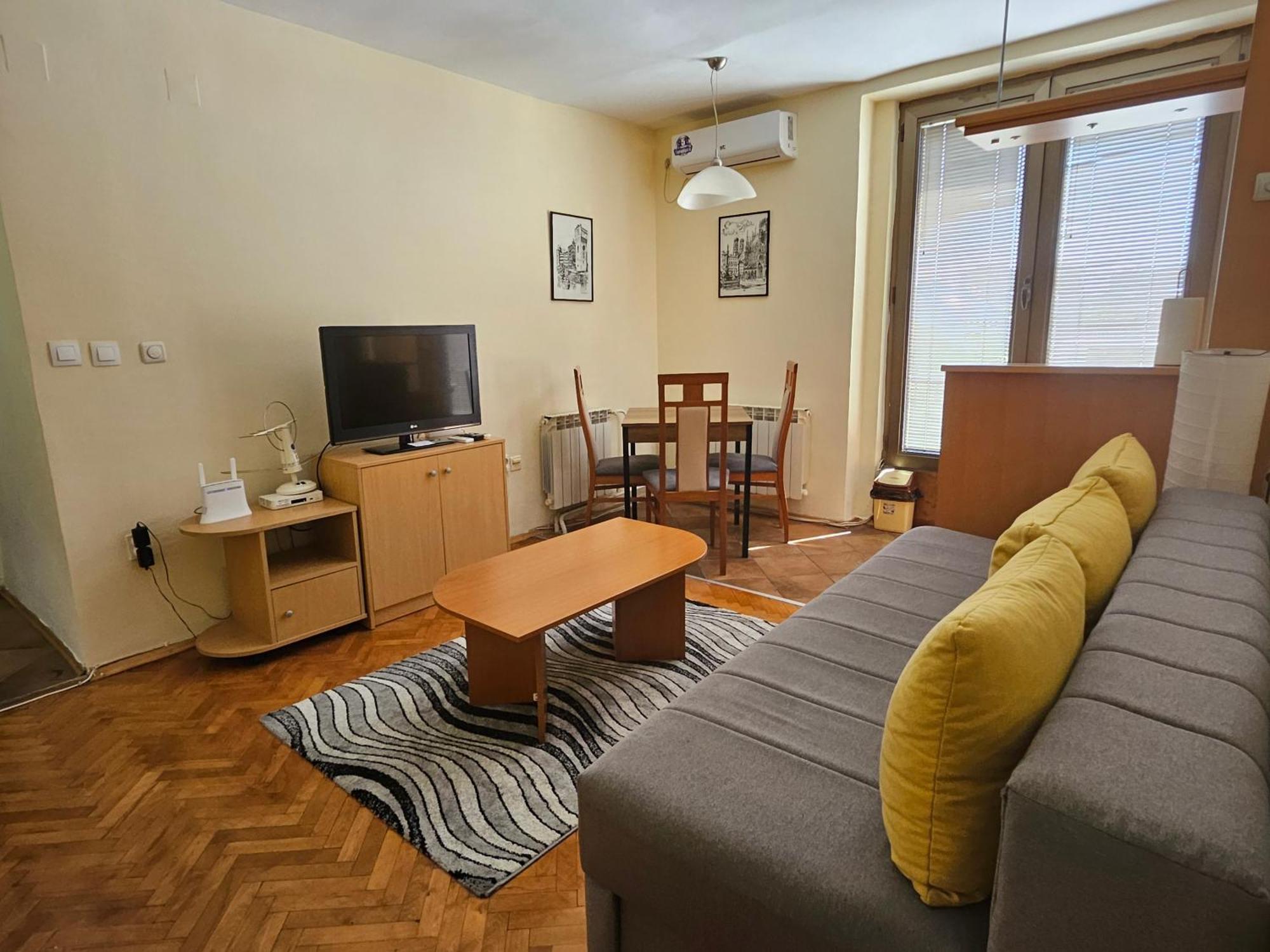 Lovely Square Apartment Purple Velvet Szkopje Kültér fotó